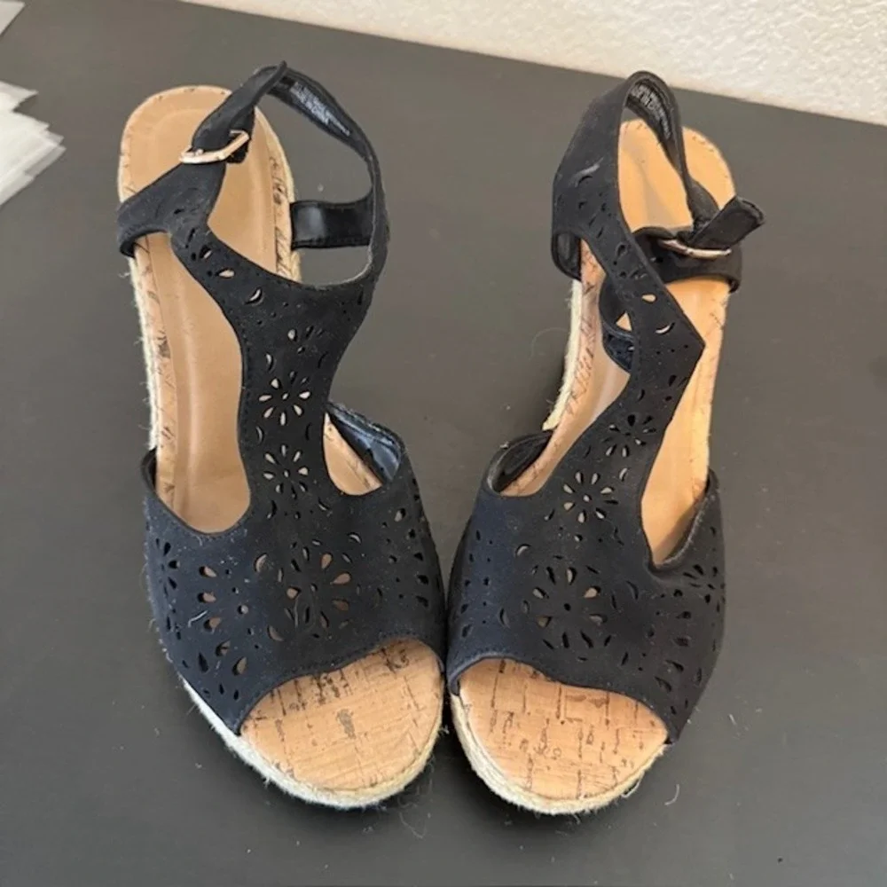 Seychelles Wedge Sandals Womens 8 Black Laser Cut Floral Espadrille T-Strap Cork